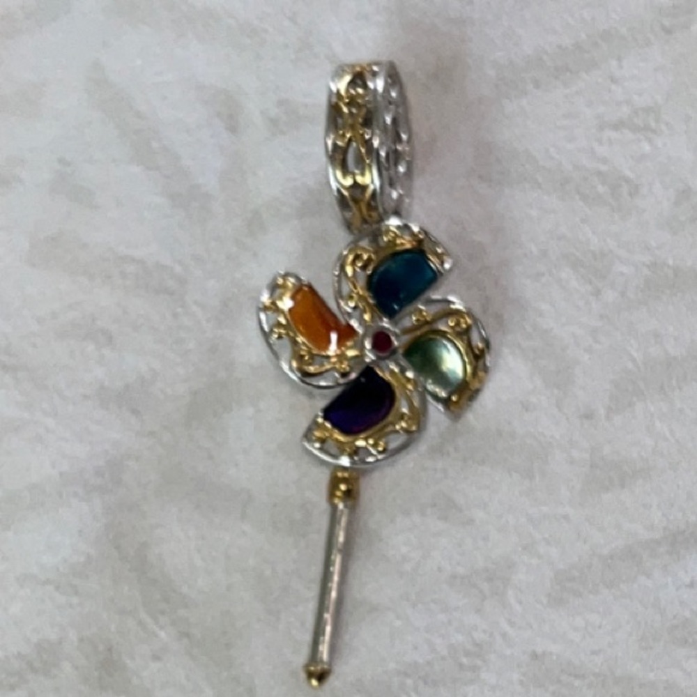 Gems En Vogue pinwheel charm